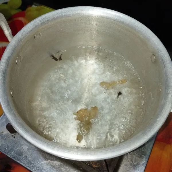 Rebus jahe, cengkeh dan air sampai mendidih. Matikan api lalu tutup panci sampai teh menjadi hangat.