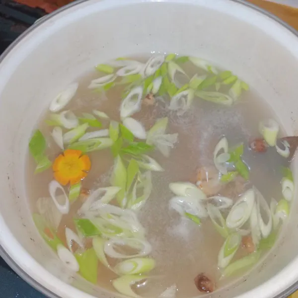 Setelah daging lunak masukkan wortel, kentang, daun bawang, garam, gula pasir penyedap rasa, lada bubuk dan bumbu halus yang sudah ditumis. Kemudian masak hingga matang.