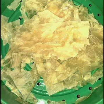 Siapkan kembang tahu yang sudah dicuci.