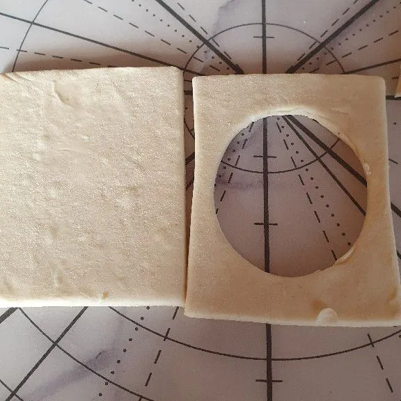 Akan terbentuk 6 pasang dengan 6 lembar tampa berlubang dan 6 lembar lagi sudah berlubang bagian tengahnya.