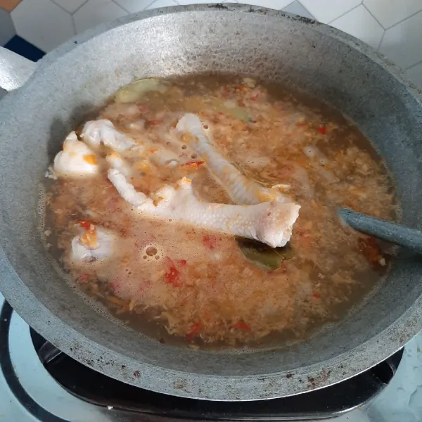 Bumbui dengan garam, kaldu dan merica bubuk. Tunggu bumbu meresap dan ceker semakin empuk. Siap disajikan.