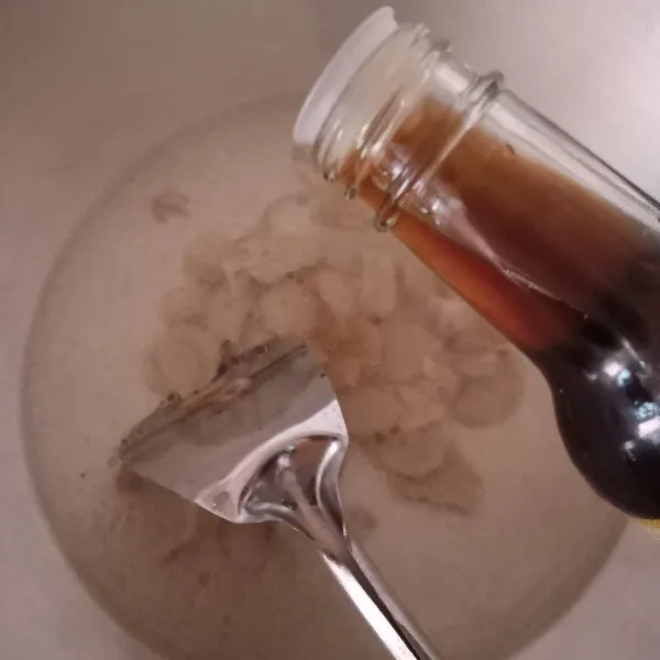 Beri air kaldu dan kecap ikan, biarkan mendidih.