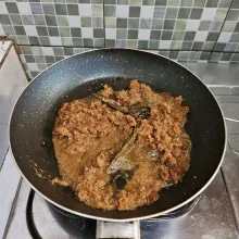 Didihkan air, daun pandan dan gula merah hingga larut, masukkan kelapa parut.