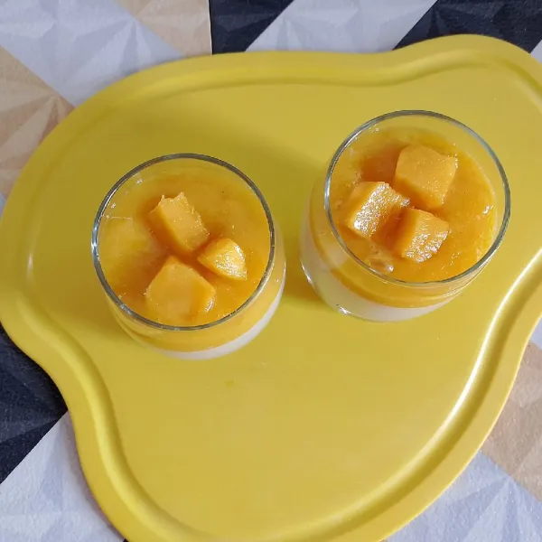 Tuang saus mangga dan beri irisan buah mangga. Sajikan.