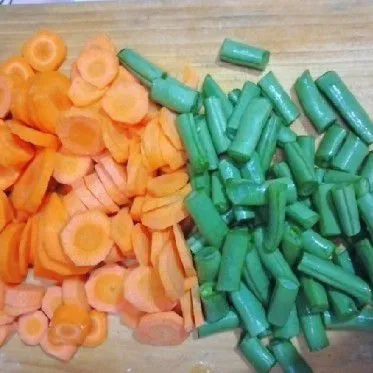 Potong wortel dan buncis cuci bersih.