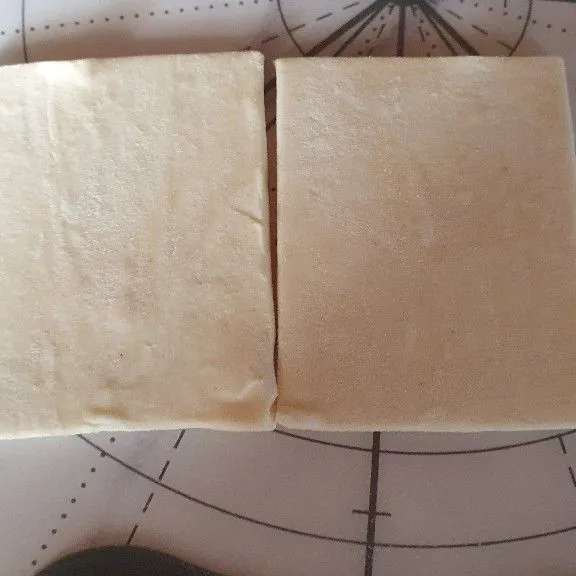 Siapkan puff pastry lalu potong dengan 7x 6cm sebanyak 6 pasang.