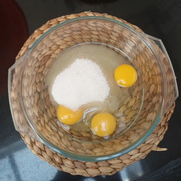 Masukkan telur dan gula ke dalam mangkuk, kocok hingga gula larut saja.