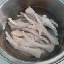 Bersihkan ceker, rebus sampai empuk.