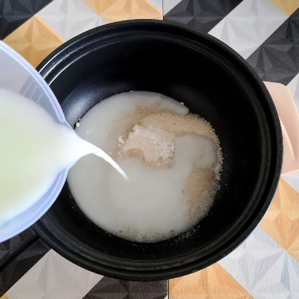 Masukkan susu UHT aduk - aduk sampai gula dan agar - agar larut, lalu masak sampai mendidih sambil di aduk terus.