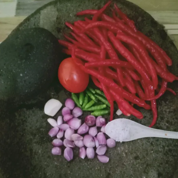 Giling cabe merah, bawang merah, bawang putih, cabe rawit tomat dan beri sedikit garam.