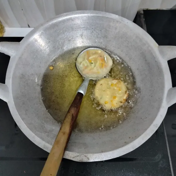 Kemudian masukkan ke dalam minyak panas. Tunggu hingga agak kokoh, lalu goyang-goyangkan cetakan agar ote-ote terlepas. Lalu goreng hingga kedua sisinya matang. Angkat dan tiriskan.