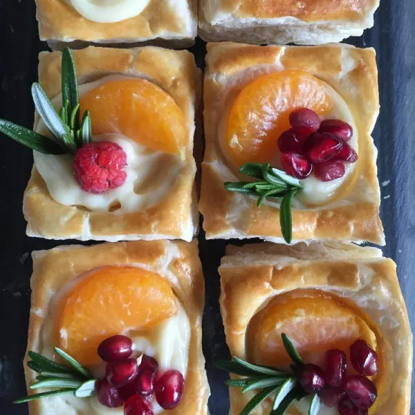 Beri toping dan fruit puff pastry siap dinikmati. Toping bisa di sesuaikan dengan selera.