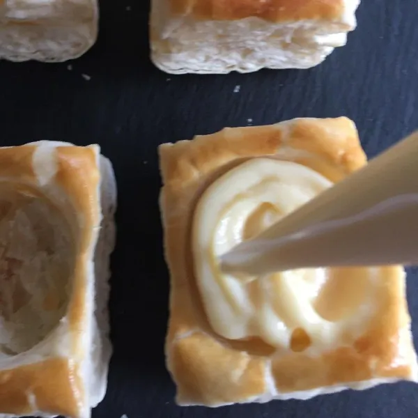 Isi dengan custard fla.