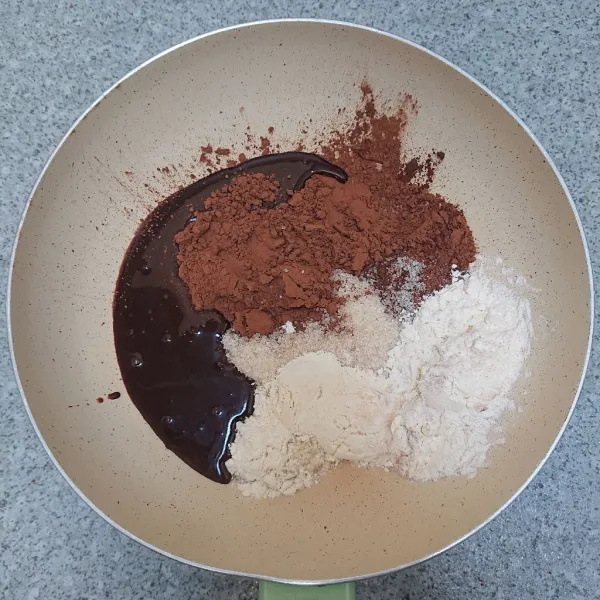 Masukkan cokelat bubuk, kental manis cokelat, tepung terigu, gula pasir, garam ke dalam wajan anti lengket atau panci.