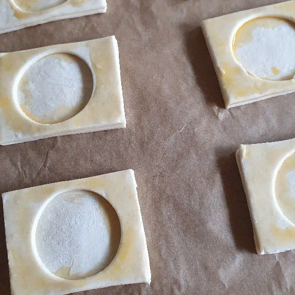 Tata dalam loyang lalu panggang sampai matang di suhu 180 deci selama 25 menit atau sesuaikan panas oven masing-masing.