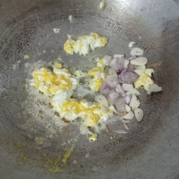 Goreng telur orak Arik lalu masukkan bawang, tumis sampai harum.