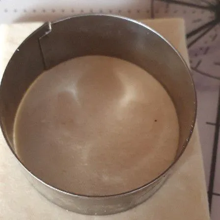 Potong bagian tengah dengan menggunakan ring cutter sejumlah 6 lembar.