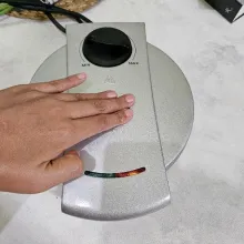 Tutup cetakan waffle masak hingga matang dan set.