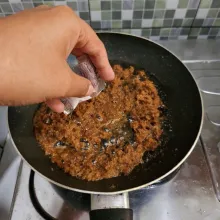 Tambahkan vanili bubuk dan garam. Aduk rata.