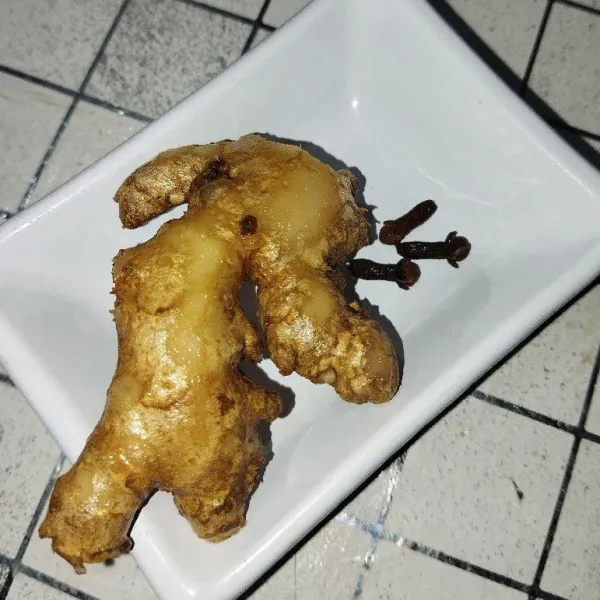 Kupas jahe, cuci bersih lalu potong jadi 3 dan geprek.