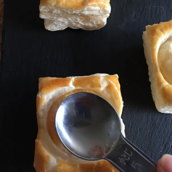 Kemudian tekan bagian tengahnya dengan sendok sampai tipis.