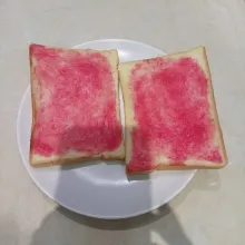 Lalu baluri roti dengan sirup frambozen.