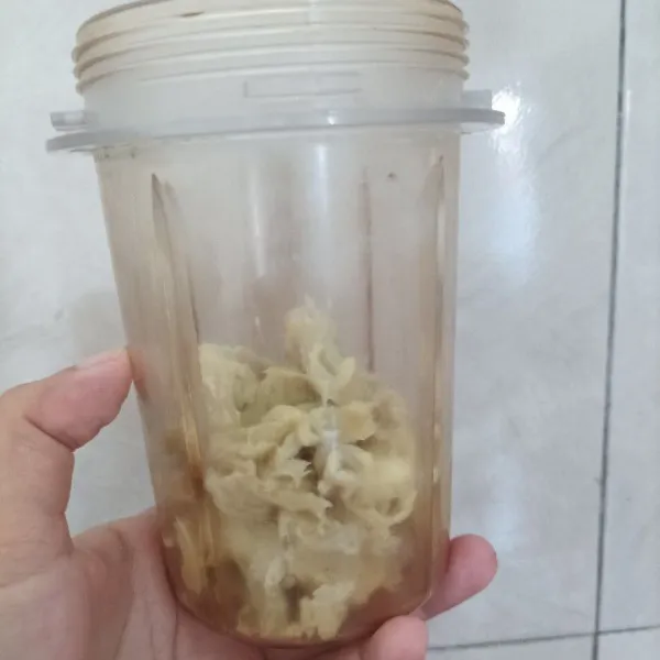 Masukkan daging durian dalam blender, sisakan sebagian untuk topping.