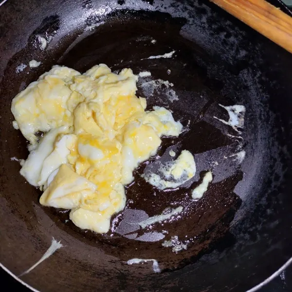 Kemudian buat telur nya masak hingga matang .