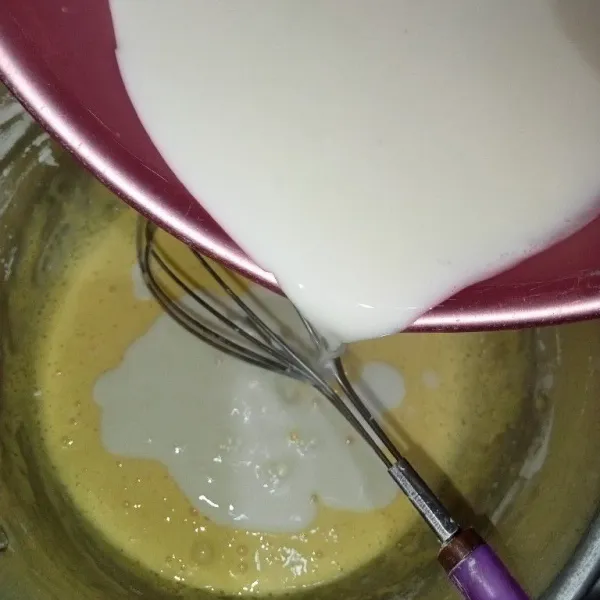 Tuang susu kedalam adonan campuran telur tadi aduk rata.