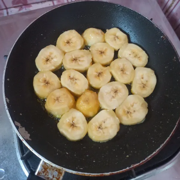 Siapkan teflon dan olesi dengan margarin secukupnya kemudian tata pisang yang sudah dipotong-potong.
