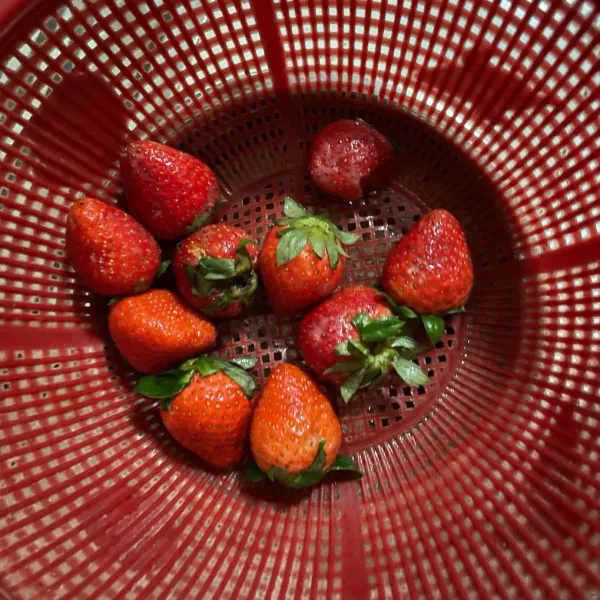 Cuci strawberry dengan air garam, tiriskan. Saat akan digunakan buang daunnya.