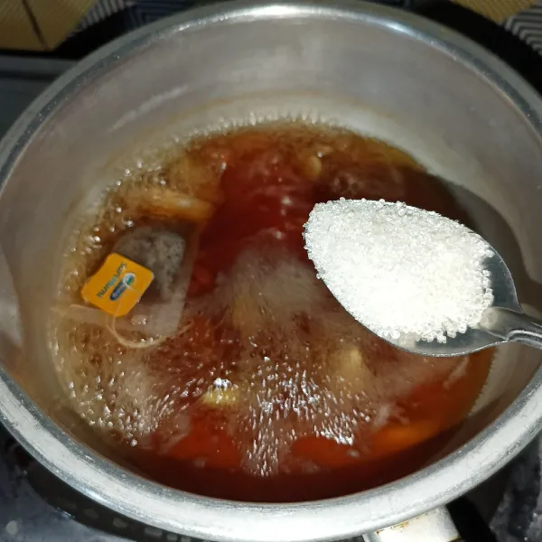 Setelah mendidih dan tercium aroma jahe, tambahkan gula pasir dan aduk-aduk sampai gula larut.