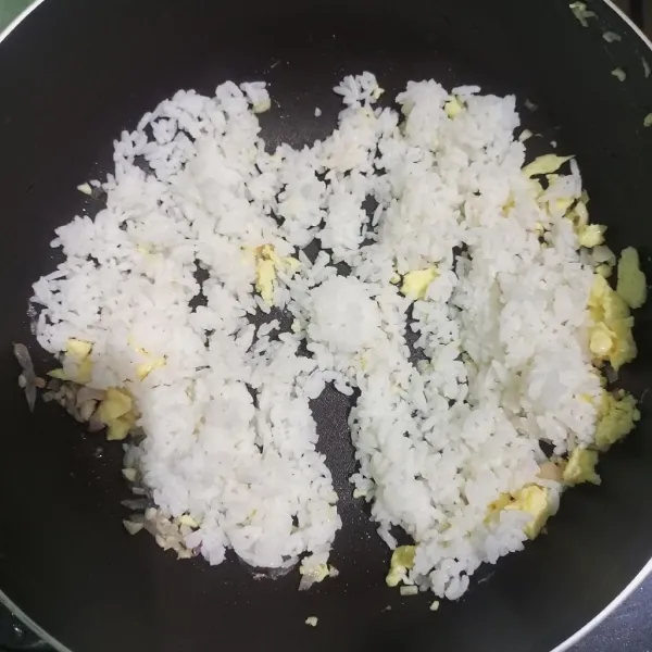 Masukkan nasi dingin.