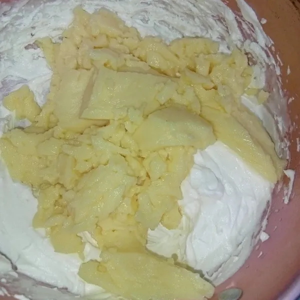 Masukkan adonan telur kedalam kocokan whip cream .