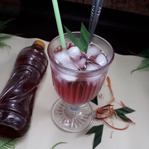 Simpan di dalam botol tertutup dalam kulkas agar awet. Tinggal dikeluarkan dari kulkas jika ingin digunakan. Bisa untuk tambahan es atau sop buah, atau minuman sirup dingin dengan menambahkan air dan es batu.