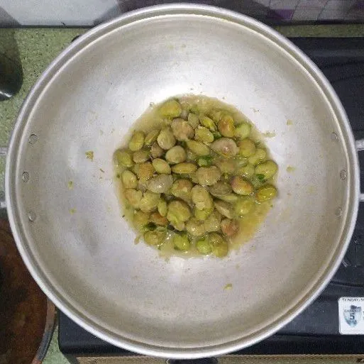 Jika sudah harum masukan kacang koro.