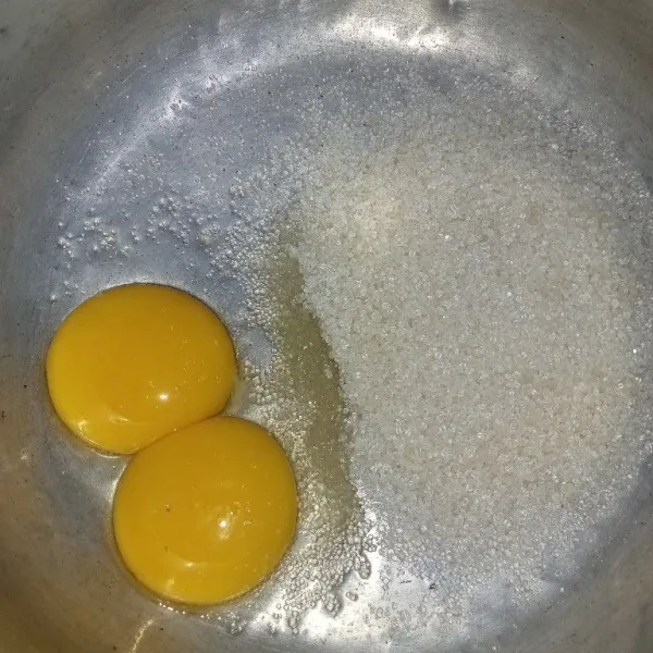 Campur kuning telur dengan gula pasir.