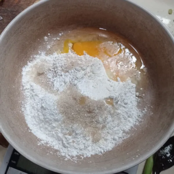 Buat surabi, masukan tepung terigu, tepung beras, gula, garam, ragi, baking powder, dan telur ke dalam wadah.