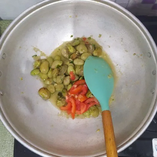 Lalu masukan tomat aduk merata.