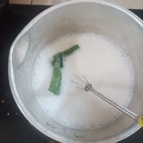 Masak santan, gula bersama pandan hingga mendidih, dinginkan.