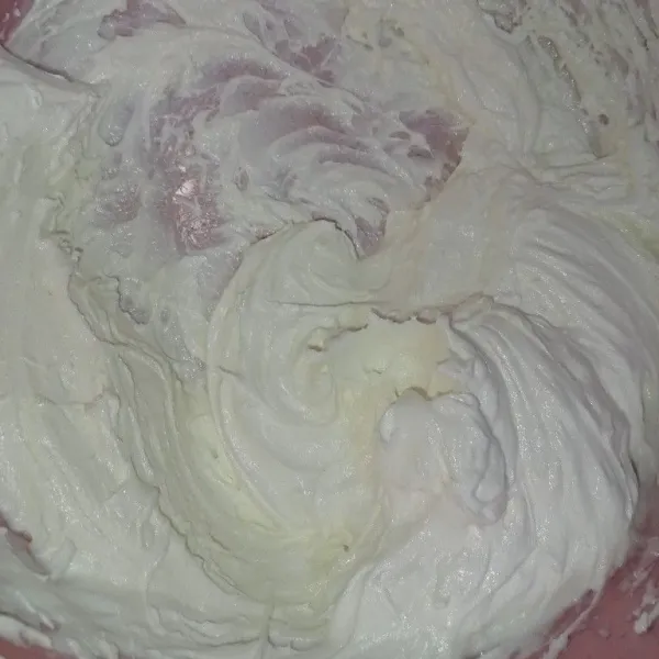 Mixer whip cream sampai berjejak.