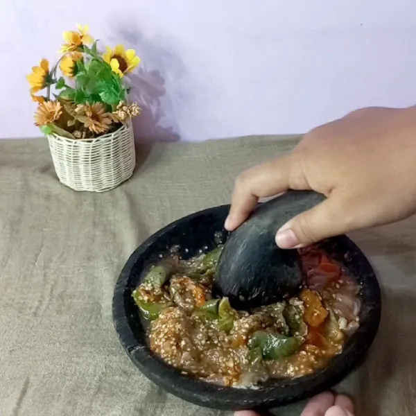 Uleg atau haluskan sampai tercampur rata.