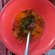 Campurkan kentang, telur, daun bawang, lada bubuk, garam, penyedap aduk rata.