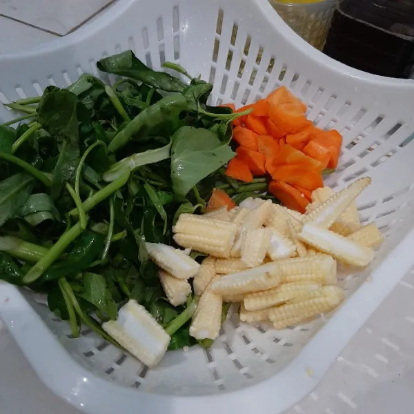 Siapkan potongan sayuran, cuci bersih.