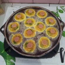 Siapkan cetakan, beri minyak goreng sedikit dan panaskan, kemudian tuang adonan satu sendok, letakkan sosis diatasnya kemudian masak sampai matang, jangan lupa dibalik agar matang merata, setelah matang angkat sajikan dan siap dinikmati.