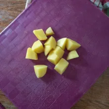 Kupas kulit kentang, cuci bersih dan potong-potong kemudian rebus sampai matang.