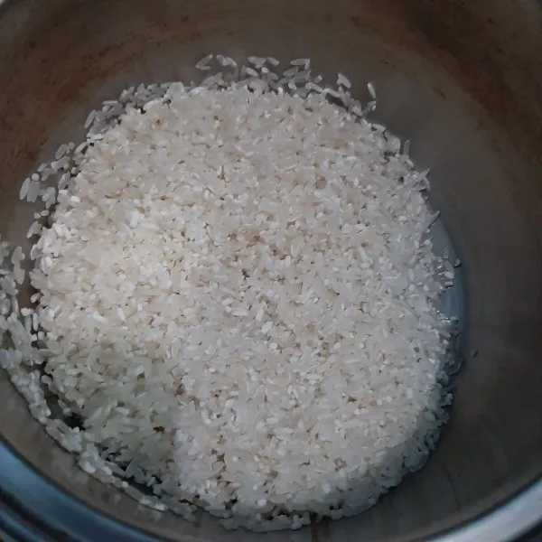 Cuci bersih beras. Tiriskan.