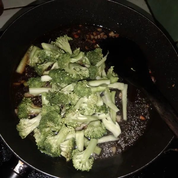 Masukan potongan brokoli, aduk rata. Masak hingga agak layu.