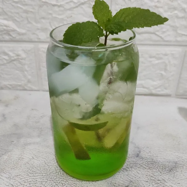 Tambahkan daun mint dan nata de coco, lalu sajikan.