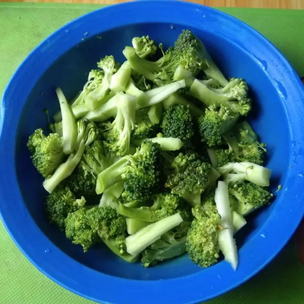 Potong kecil brokoli, rendam dengan air garam 5 menit. Kemudian cuci bersih.